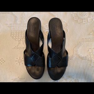 Munro Black leather sandal
